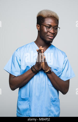 Afrikanische Arzt Mann isoliert weißer Hintergrund Stockfoto