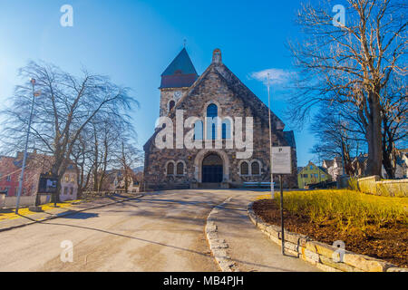 ALESUND, Norwegen - 04 April, 2018: Die Schöne im Hinblick auf Alesund Kirche, auf Kirkegata Stockfoto