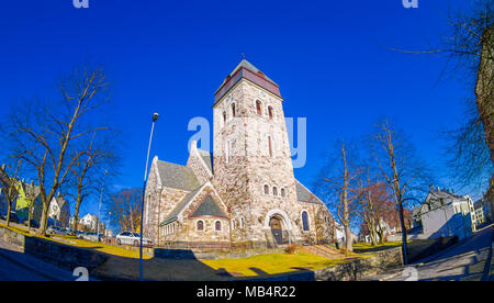 ALESUND, Norwegen - 04 April, 2018: Im Freien von Alesund Kirche, mit einem blauen Himmel auf Kirkegata Stockfoto