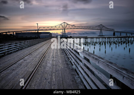 Ein Holzsteg führt zum Wahrzeichen Astoria-Megler Bridge in Astoria, Oregon. Stockfoto