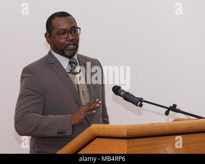 ANSBACH, Deutschland. Feb 15, 2018. Herr Tyrone D. Arnold spricht während des Black History Month 2018 Beachtung, die bei von Steuben Community Center in Bismark Kaserne gefeiert wurde und gehostet von US Army Garrison (USAG) Ansbach und 12 Combat Aviation Brigade. (U. S. Armee video von visuellen Informationen Spezialist Eugen Warkentin) Stockfoto