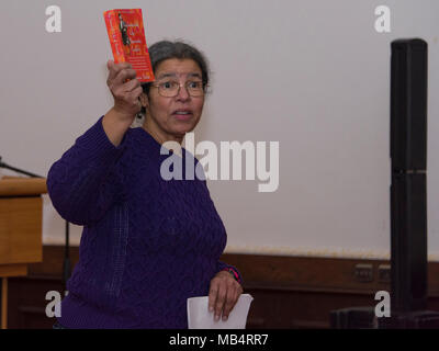 ANSBACH, Deutschland. Feb 15, 2018. Frau Stacy Steinhoff spricht während des Black History Month 2018 Beachtung, die bei von Steuben Community Center in Bismark Kaserne gefeiert wurde und gehostet von US Army Garrison (USAG) Ansbach und 12 Combat Aviation Brigade. (U. S. Armee video von visuellen Informationen Spezialist Eugen Warkentin) Stockfoto