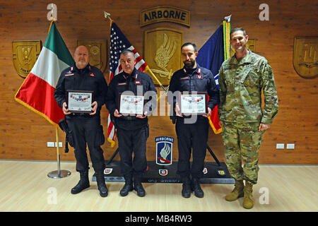 Us-Armee Oberst James Bartholomees III, Kommandant der 173Rd Airborne Brigade (rechts), stellt ein Zertifikat für die Appuntato Scelto Antonio Apicella, Maresciallo Dante Ricci und, Luogo Tenente Graziano Chiarello der Italienischen Armee Carabinieri SETAF, für ihren Beitrag zur Freiheit des 173Rd Airborne Brigade der Bewegung in ganz Italien und Europa, Caserma Del Din, 15. Febr. 2018, Vicenza, Italien. Stockfoto