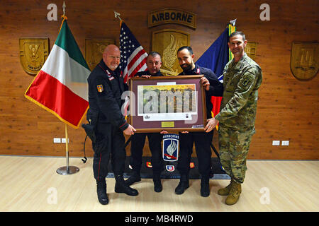 Us-Armee Oberst James Bartholomees III, Kommandant der 173Rd Airborne Brigade (rechts), posiert für ein Gruppenfoto mit Appuntato Scelto Antonio Apicella, Maresciallo Dante Ricci und, Luogo Tenente Graziano Chiarello der Italienischen Armee Carabinieri SETAF, während einer Preisverleihung im Caserma Del Din, 15. Febr. 2018, Vicenza, Italien. Stockfoto