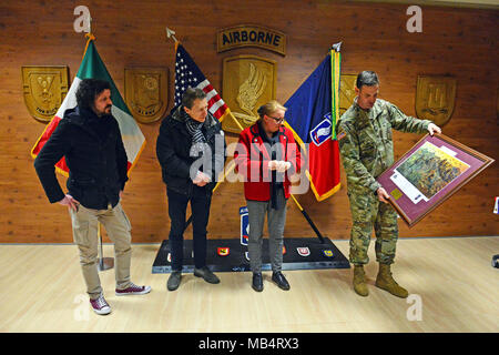 Von rechts, U.S. Army Colonel James Bartholomees III, Kommandant der 173Rd Airborne Brigade, präsentiert eine gerahmte 173Rd Airborne Brigade Abstammung drucken Frau Francesca Cisotto, Herr Graziano Gentilin und, Herr Maximilian Casity der Vicenza Bewegung Control Team, für ihren Beitrag zur Freiheit des 173Rd Airborne Brigade der Bewegung in ganz Italien und Europa, Caserma Del Din, 15. Febr. 2018, Vicenza, Italien. Stockfoto