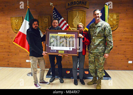 Von rechts, U.S. Army Colonel James Bartholomees III, Kommandant der 173Rd Airborne Brigade, posiert für ein Gruppenfoto mit Frau Francesca Cisotto, Herr Graziano Gentilin und, Herr Maximilian Casity der Vicenza Bewegung Control Team, während einer Preisverleihung im Caserma Del Din, 15. Febr. 2018, Vicenza, Italien. Stockfoto