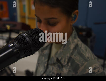 Tech. Sgt. Nalani Quintello, Max Auswirkungen Sänger, bereitet für Andrews Studenten zu Ehren des Black History Month auf Joint Base Andrews, Md., Feb 15, 2018 sich vorstellen zu singen. Max Auswirkungen durchgeführt, Lieder, die Leistungen afrikanischer amerikanischer Künstler in der Musik hervorgehoben. Stockfoto