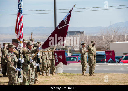 Soldaten mit Truppe den Befehl, William Beaumont Army Medical Center, untere Einheit Farben wie die Nationalhymne sang, während ein Wechsel der Verantwortung Zeremonie an Wbamc, 24.02.13. Stockfoto