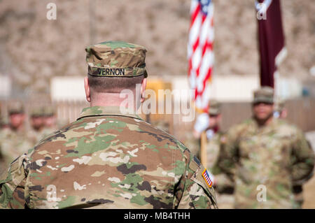 Command Sgt. Maj. William Vernon, command Sergeant Major, Truppe den Befehl, William Beaumont Army Medical Center, beobachtet Soldaten während einer Änderung der Verantwortung Zeremonie an Wbamc, 24.02.13. Stockfoto