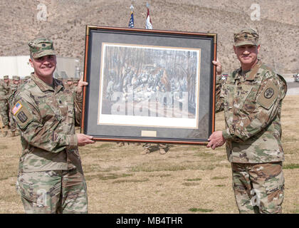 Oberstleutnant Steven Knapp, Kommandeur der Truppe den Befehl, William Beaumont Army Medical Center, erhält einen Druck von Robert Nisley's "Zeit zur Heilung", ein Gemälde, das den Zweiten Weltkrieg Schlacht von hürtgen Wald, Befehl von Sgt. Maj. Michael Fetzer, ausgehende command Sergeant Major, Truppe den Befehl, während eine Änderung der Verantwortung Zeremonie an Wbamc, 24.02.13. Stockfoto