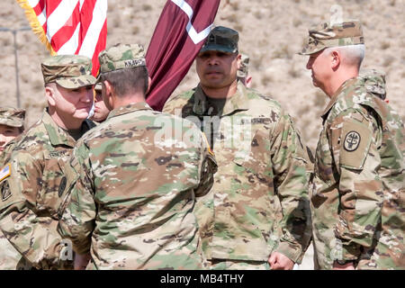 (Von links) den Befehl Sgt. Maj. William Vernon, eingehende command Sergeant Major, Truppe den Befehl, William Beaumont Army Medical Center, erhält das Gerät Farben von Oberstleutnant Steven Knapp, Kommandeur der Truppe den Befehl, als Sgt. Maj. Michael Fetzer (ganz rechts), ausgehende command Sergeant Major, Uhren auf, während eine Änderung der Verantwortung Zeremonie an Wbamc, 24.02.13. Stockfoto