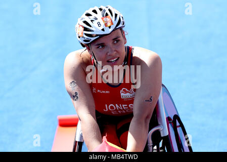 England's Jade Jones feiert Gold gewinnen in Para der Frauen - triathlon Finale bei den Southport Broadwater Parklands bei Tag drei der Commonwealth Games 2018 in der Gold Coast, Australien. Stockfoto