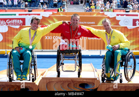 Der Engländer Joseph Townsend (Mitte) feiert gewinnen Gold bei den Herren Para-triathlon Finale mit Australiens Nic Beveridge (Silber) und Bill Chaffey (Bronze) an der Southport Broadwater Parklands bei Tag drei der Commonwealth Games 2018 in der Gold Coast, Australien. Stockfoto