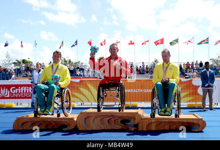 Der Engländer Joseph Townsend (Mitte) feiert gewinnen Gold bei den Herren Para-triathlon Finale mit Australiens Nic Beveridge (Silber) und Bill Chaffey (Bronze) an der Southport Broadwater Parklands bei Tag drei der Commonwealth Games 2018 in der Gold Coast, Australien. Stockfoto