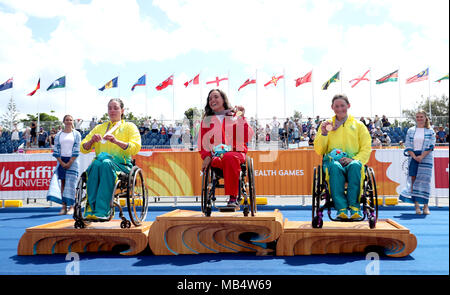 England's Jade Jones (Mitte) feiert Gold gewinnen in Para der Frauen - triathlon Finale mit Australiens Emily Tapp (Silber) und Lauren Parker (Bronze) an der Southport Broadwater Parklands bei Tag drei der Commonwealth Games 2018 in der Gold Coast, Australien. Stockfoto