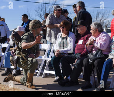 Ein Veteran und seiner Familie sprechen Sie mit einem der Marine reenactors nach einem Flammenwerfer demonstration Feb.17, 2018, an der Wellington Bankett Center in Wichita Falls, Texas. Reenactors, die tatsächlich aktive militärische Aufgabe Mitglieder selbst, auf eine Show für die Veteranen. Nicht nur, dass die Macht der Flammenwerfer demonstrieren, ein integraler Bestandteil des Zweiten Weltkriegs, sondern auch die berühmten Hebung der amerikanischen Flagge auf Mount Suribachi, Iwo Jima geschlechtsgeruches. Stockfoto