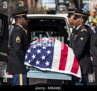 Ehrengarde Soldaten mit der NEW YORK Army National Guard tragen den Sarg von Pfc. Emmanuel Mensah in Unserer Lieben Frau vom Berg Karmel Kirche, Bronx, NEW YORK, Jan. 17, 2018. New York City Fire Beamten Kredit Mensah mit Sparen vier Leben bei einem Wohnungsbrand 28.12.2017, Rettung von Personen drei Mal, bevor er in das Gebäude zurück und kam nicht heraus. Pfc. Mensah abgeschlossen Erweiterte individuelles Training in Fort Lee, Va., Anfang Dez. 2017, und beabsichtigt, als ein radfahrzeug Mechaniker zu dienen und zu Bohren mit 107 Militärische der New York Army National Guard Polizei Unternehmen im Jan. Stockfoto