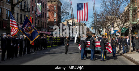 Ehrengarde Soldaten mit der NEW YORK Army National Guard tragen den Sarg von Pfc. Emmanuel Mensah in Unserer Lieben Frau vom Berg Karmel Kirche, Bronx, NEW YORK, Jan. 17, 2018. New York City Fire Beamten Kredit Mensah mit Sparen vier Leben bei einem Wohnungsbrand 28.12.2017, Rettung von Personen drei Mal, bevor er in das Gebäude zurück und kam nicht heraus. Pfc. Mensah abgeschlossen Erweiterte individuelles Training in Fort Lee, Va., Anfang Dez. 2017, und beabsichtigt, als ein radfahrzeug Mechaniker zu dienen und zu Bohren mit 107 Militärische der New York Army National Guard Polizei Unternehmen im Jan. Stockfoto
