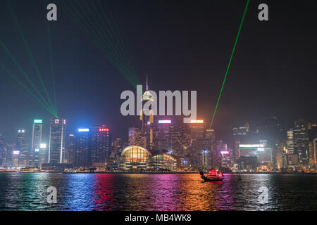 Hongkong - 20. SEPTEMBER 2017; Lichter von Hong Kong kommerzielle Skyline spiegelt sich auf ruhigem Wasser auf den Victoria Harbour und grüner Laser Licht projiziert Stockfoto