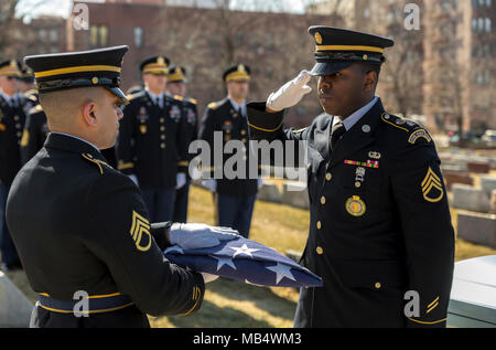 Ehrengarde Soldaten mit der NEW YORK Army National Guard pass die amerikanische Flagge während der Beerdigung von Pfc. Emmanuel Mensah im Woodlawn Friedhof, Bronx, NEW YORK, Jan. 17, 2018. New York City Fire Beamten Kredit Mensah mit Sparen vier Leben bei einem Wohnungsbrand 28.12.2017, Rettung von Personen drei Mal, bevor er in das Gebäude zurück und kam nicht heraus. Pfc. Mensah abgeschlossen Erweiterte individuelles Training in Fort Lee, Va., Anfang Dez. 2017, und beabsichtigt, als ein radfahrzeug Mechaniker zu dienen und zu Bohren mit 107 Militärische der New York Army National Guard Polizei Unternehmen Stockfoto