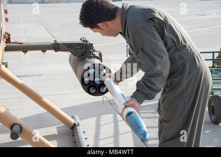 Einen afghanischen Luftwaffe MD-530 Pilot lädt eine Rakete in den Flugzeugen rocket pod Februar 18, 2018, in Kandahar Air Wing, Afghanistan. Das Flugzeug ist ein Teil des Angriffs Mission der AAF. Stockfoto