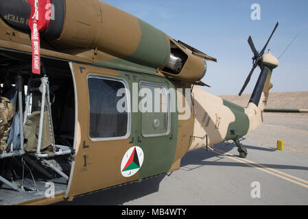 Einen afghanischen Luftwaffe UH-60 Februar 18, 2018, in Kandahar Air Wing, Afghanistan. Die UH-60 ist der AAF neueste Flugzeugzelle, Derzeit haben Sie 8, 4 von denen haben die offizielle AAF camo Muster. Stockfoto