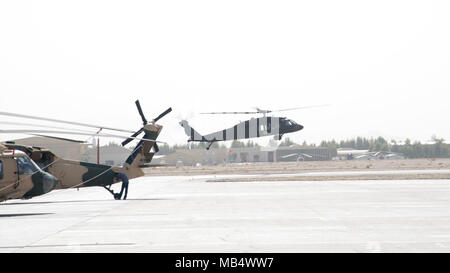 Einen afghanischen Luftwaffe UH-60 landet nach der Rückkehr von einer Mission Februar 18, 2018, in Kandahar Air Wing, Afghanistan. Beide Flugzeuge in diesem Stockfoto