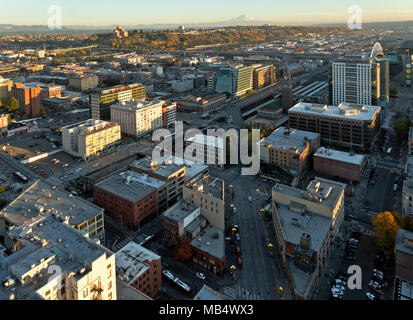 WASHINGTON - Blick über den Süden von Seattle zum Mount Rainer, der die King Street Station und den International District vom Smith Tower aus umfasst. 2017 Stockfoto