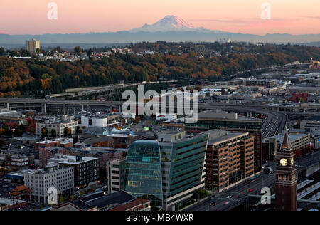 WA15066-00...WASHINGTON - Blick auf George Town, International District, I-5, I-90, Beacon Hill und Mt. Rainier von Smith Tower Aussichtsplattform 2017. Stockfoto