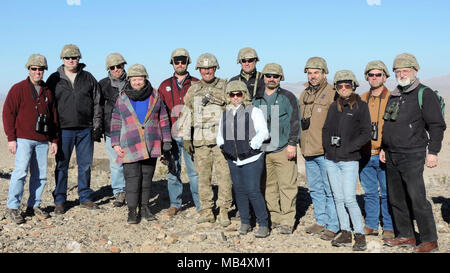 Mitglieder der Killeen und Harker Heights Handelskammern nehmen ein Gruppenfoto mit Generalmajor John Thomson III, stellvertretender Kommandierender General des III Korps, an der National Training Center, Fort Irwin, Calif., Feb 18, 2018. Von Links nach Rechts: Glenn Hegar, Keith Sledd, John crutchfield III, Martha Tyroch, Ryan Shahan, Generalmajor John Thomson III, Gina Pence, T. Shaun Tuggle, Kelly Brown, Elias Ferris II, Nancy Romfh, Harry Macy III und Spencer Smith Links. Das Killeen und Harker Heights Handelskammern NTC-Besuch ist entworfen, um die Beziehungen zwischen den bürgerlichen Führern in der sur stärken Stockfoto