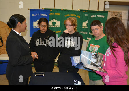 SAN ANTONIO - (Feb. 20, 2018) Quartermaster 2. Klasse Brianna Crayton von San Antonio zu Navy Recruiting Station Nordosten zugewiesen spricht mit Studenten der Sam Houston High School über Karrierechancen in Amerikas Marine während des Marine Woche San Antonio, 19.-25. Feb. Jedes Jahr, Amerikas Marine nach Hause kommt auf ca. 15 Städten im ganzen Land zu zeigen, warum die Amerikaner eine starke Marine entscheidend für den American Way of Life. Segler und Zivilisten aus der USS Constitution, Navy Band Südosten; USS San Antonio (LPD-17); Explosive Ordnance Disposal Group Zwei; U.S. Navy zeremoniellen Guard; N Stockfoto