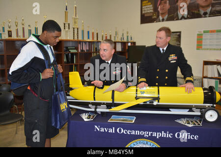 SAN ANTONIO (Feb. 20, 2018) Chief Aerographer Mate's Jason Archibald von Tulsa, Okla. und Lt Justin Shaw von Sacramento, Calif., sowohl an die Marineschule ozeanographische Office, Marine Meteorologie und Ozeanographie Befehl (NMOC) am John C Stennis Space Center in Mississippi mit Sitz zugewiesen mit Jalen Watkins, ein Jüngeres an Sam Houston High School sprechen, über die Wissenschaft, Mathematik, und Forschung, die für die Transformation Stipendienprogramm während Marine Woche San Antonio, 19.-25. Feb. Der NMOC bietet Informationen über die Umwelt zu helfen, Marine- und gemeinsame Kräfte mehr Betrieb sicher und effektiv Stockfoto