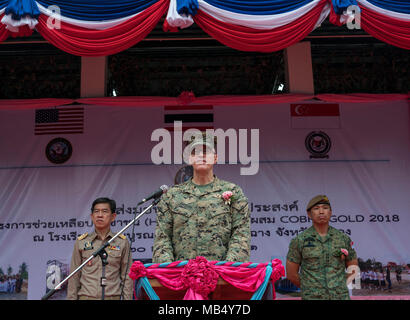 Us-Marine Kapitän James Johnson, 3rd Marine Division Kaplan, gibt eine Rede während einer Ribbon Cutting für das Wat Somboonnaram Schule in der Provinz Rayong, Königreich Thailand Feb 20, 2018. Der Royal Thai Navy, US Navy und Singapur Armee arbeiteten gemeinsam ein neues Mehrzweckgebäude für das Wat Somboonnaram Schule zu bauen. Cobra Gold 18 unterhält eine konsequente Ausrichtung auf humanitäre Civic Action, Engagement für die Gemeinschaft, und ärztlichen Tätigkeiten während der Übung durchgeführt, um die Bedürfnisse und humanitären Interessen der Zivilbevölkerung in der Region zu unterstützen. Stockfoto