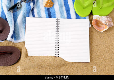 Strand Hintergrund mit Handtuch, Flip Flops und ein leeres Notebook. Stockfoto