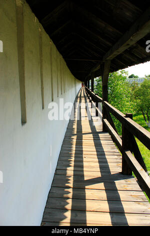 Eine alte hölzerne Barriere Gebäude in Novhorod-Siverskii. Alten slawischen Architektur von Novhorod-Siverskii Festung Stockfoto