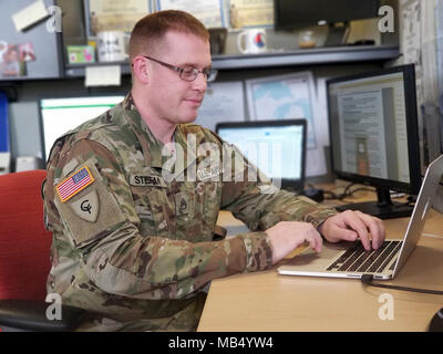 Michigan National Guard Staff Sergeant Charlie Stefan Bearbeitungen Videomaterial für die MING Public Affairs Office, Feb 21, 2018. Stefan ist die Vorbereitung für einen 12-monatigen Active Duty tour mit Combined Joint Task Force - Horn von Afrika, in Vicenza, Italien Abfahrt im März. Stockfoto