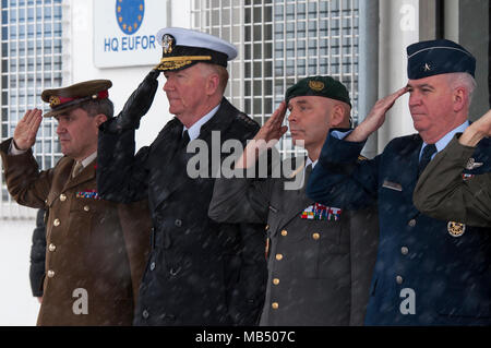 (Von links) britische Armee, General Sir James Everard, U.S. Navy Admiral James Foggo, Österreichische Armee Generalmajor Anton Waldner und US Air Force Brig. Gen. Robert Huston salute während der Begrüßungszeremonie, Feb.21, 2018 in die NATO und EUFOR Hauptsitz, Camp Butmir, Sarajevo. Foggo als Allied Joint Force Command Naples Commander dient, Everard dient als der NATO der Stellvertretende Oberste Alliierte Befehlshaber Europa, Waldner dient als die Europäische Union kraft Althea Commander und Huston dient als das NATO-Hauptquartier Sarajevo Commander. Stockfoto