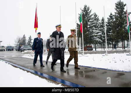 Us-Marine Admiral James Foggo, britische Armee, General Sir James Everard, Österreichische Armee Generalmajor Anton Waldner und US Air Force Brig. Gen. Robert Huston März europäische Soldaten während der Begrüßungszeremonie, Feb.21, 2018 in die NATO und EUFOR Hauptsitz, Camp Butmir, Sarajevo. Foggo als Allied Joint Force Command Naples Commander dient, Everard dient als der NATO der Stellvertretende Oberste Alliierte Befehlshaber Europa, Waldner dient als die Europäische Union kraft Althea Commander und Huston dient als das NATO-Hauptquartier Sarajevo Commander. Stockfoto