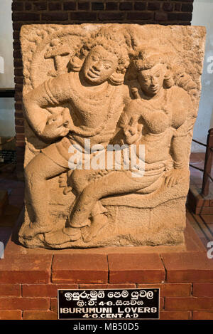 Vertikale Ansicht des Isurumuni Liebhaber Steinbildhauerei in Anuradhapura, Sri Lanka. Stockfoto