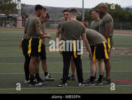 Us-Marines und Matrosen an der Kommandierende General's Cup Flag Football Turnier 2018 auf der Marine Corps Base Camp Pendleton, Calif., Feb 21, 2018. Die jährliche Kommandierenden General Cup ist eine Reihe von sportlichen Veranstaltungen, aktive militärische Aufgabe in Konkurrenz mit dem Sammeln von Punkten für ein Preisgeld für Ihr Gerät zu erwerben. Stockfoto