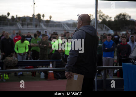 Us-Marines und Matrosen an der Kommandierende General's Cup Flag Football Turnier 2018 auf der Marine Corps Base Camp Pendleton, Calif., Feb 21, 2018. Die jährliche Kommandierenden General Cup ist eine Reihe von sportlichen Veranstaltungen, aktive militärische Aufgabe in Konkurrenz mit dem Sammeln von Punkten für ein Preisgeld für Ihr Gerät zu erwerben. Stockfoto