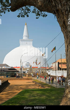 Vertikale Ansicht von ruwanwelisaya Dagoba oder Stupa in Anuradhapura, Sri Lanka. Stockfoto