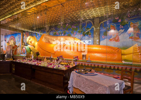 Horizontale Ansicht der großen liegenden Buddha an Ruwanweliseya Dagoba oder Stupa in Anuradhapura, Sri Lanka. Stockfoto