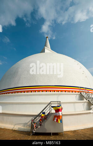 Vertikale Ansicht des riesigen Maha Stupa oder dagoba in Mihintale Berg, Sri Lanka. Stockfoto