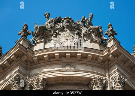 Giebel mit dekorativen Figuren, Alte Börse aus der Gründerzeit, Lenbachplatz, München, Bayern, Oberbayern, Deutschland Stockfoto