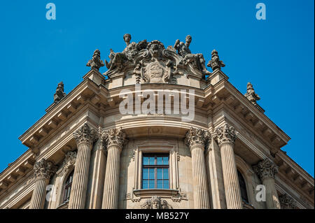 Giebel mit dekorativen Figuren, Alte Börse aus der Gründerzeit, Lenbachplatz, München, Bayern, Oberbayern, Deutschland Stockfoto