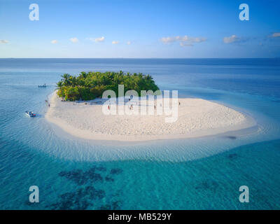 Unbewohnte Insel für Tagesausflüge mit Palmen, Sträuchern, Sandstrand rund um, offshore Coral Reef, Ari Atoll, Indischer Ozean Stockfoto