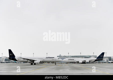 Lufthansa neue Lackierung, neue Lufthansa Branding, Boeing B 747-800 und Airbus A321, dem Flughafen München, Oberbayern, Deutschland Stockfoto