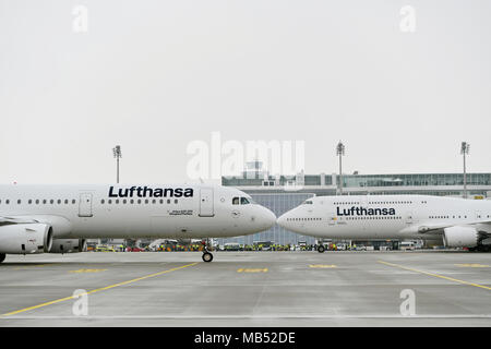 Lufthansa neue Lackierung, neue Lufthansa Branding, Boeing B 747-800 und Airbus A321, dem Flughafen München, Oberbayern, Deutschland Stockfoto