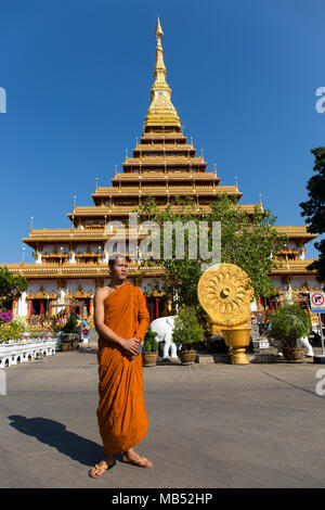 Buddhistischer Mönch steht vor der 9-stöckige stupa Phra Mahathat Kaen Kakhon, Wat Nong Waeng Tempel, Khon Kaen, Isan, Thailand Stockfoto